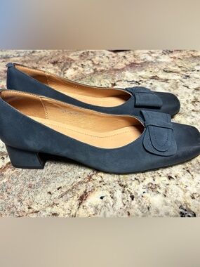 NEW Classic Navy Low Block Heel Pumps with Bow Accent Suede Faux Leather Size 9